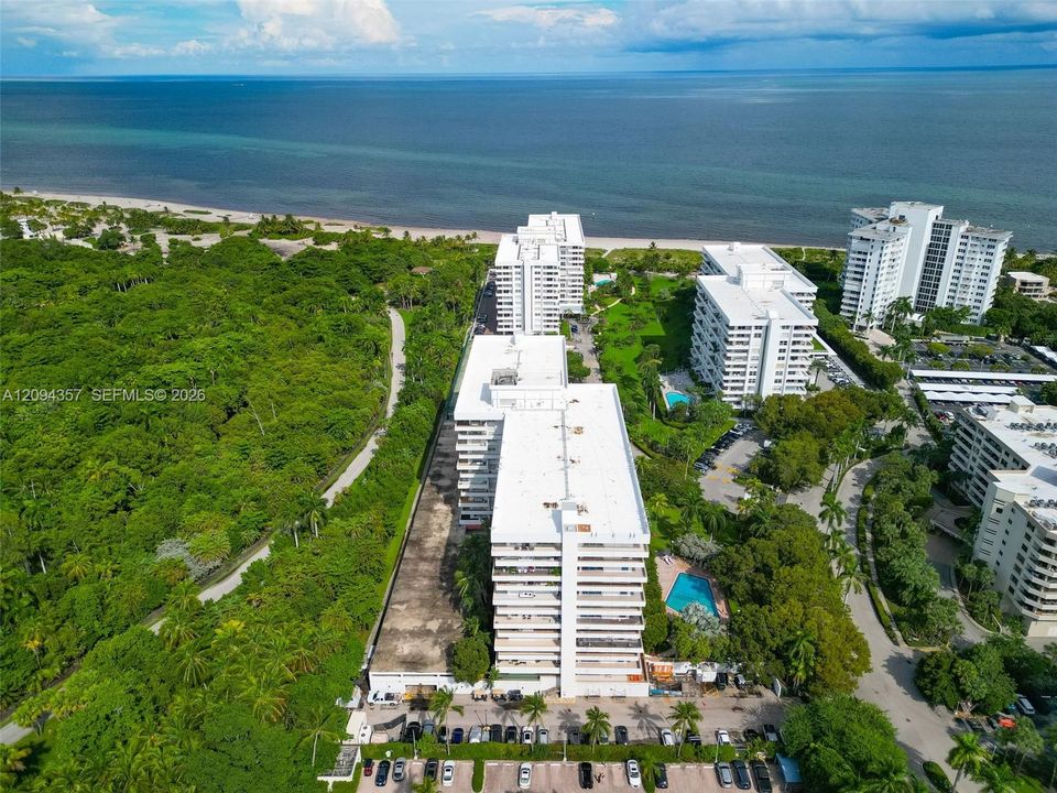 For Sale: $995,000 (1 beds, 1 baths, 895 Square Feet)