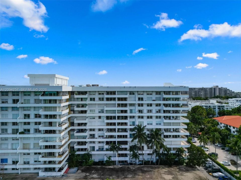 For Sale: $995,000 (1 beds, 1 baths, 895 Square Feet)