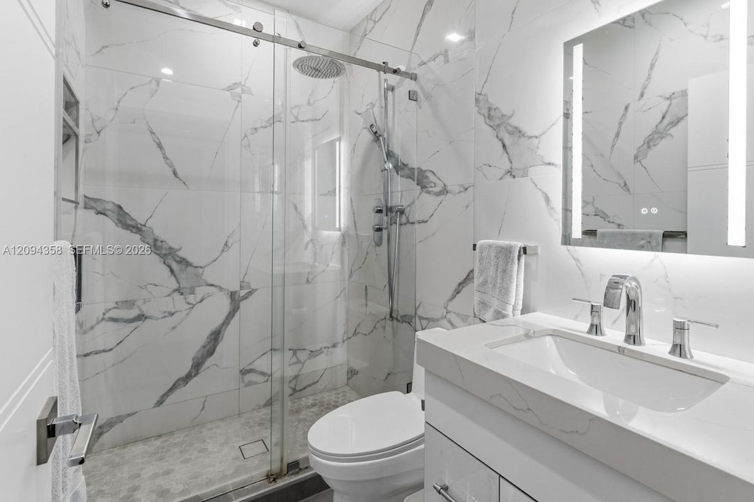 En Venta: $1,999,000 (3 camas, 3 baños, 1761 Pies cuadrados)