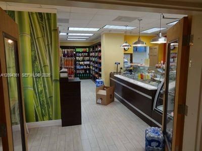 For Sale: $450,000 (1 beds, 1 baths, 874 Square Feet)