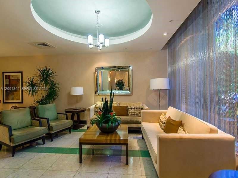 For Sale: $450,000 (1 beds, 1 baths, 874 Square Feet)