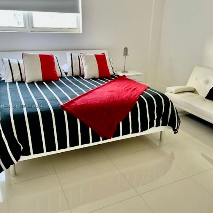 For Sale: $450,000 (1 beds, 1 baths, 874 Square Feet)