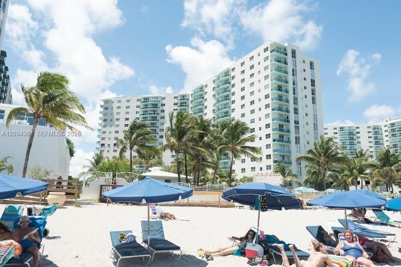 For Sale: $450,000 (1 beds, 1 baths, 874 Square Feet)