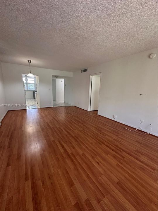 For Sale: $170,000 (2 beds, 2 baths, 1015 Square Feet)