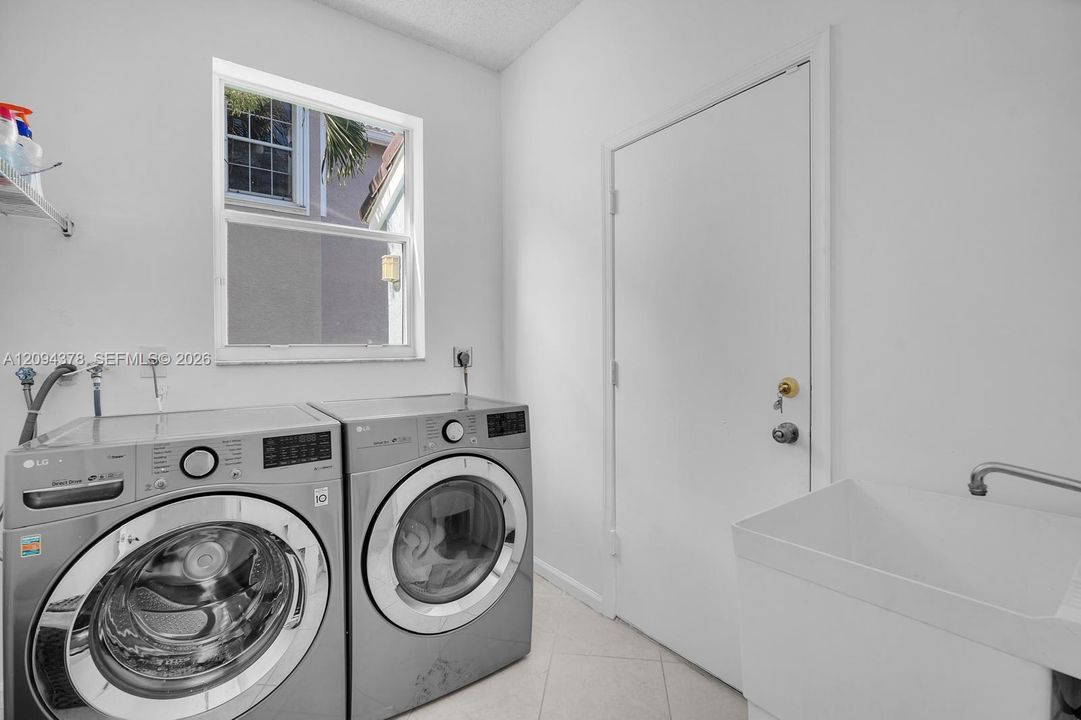 En Venta: $500,000 (4 camas, 2 baños, 2383 Pies cuadrados)