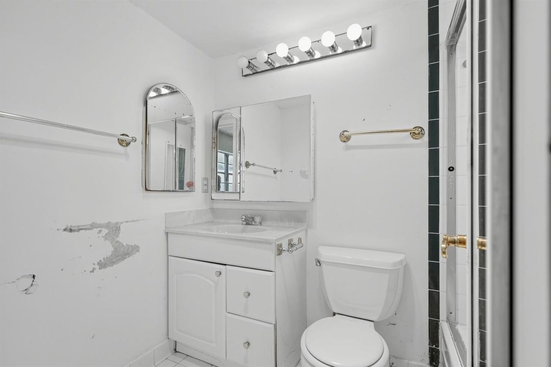 25_245_Camden_K-Bathroom-0319