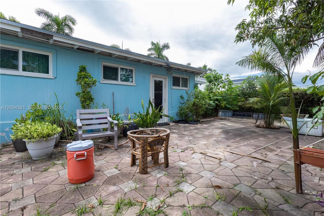 For Sale: $579,990 (5 beds, 2 baths, 1891 Square Feet)
