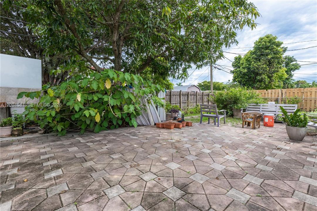 For Sale: $579,990 (5 beds, 2 baths, 1891 Square Feet)