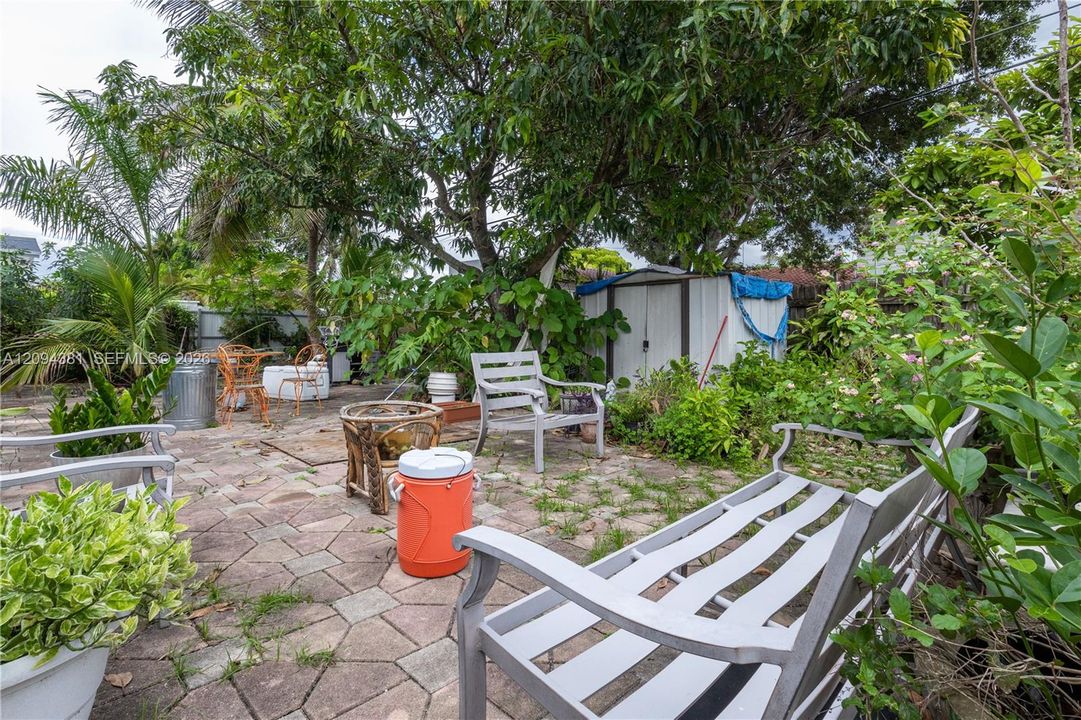 For Sale: $579,990 (5 beds, 2 baths, 1891 Square Feet)