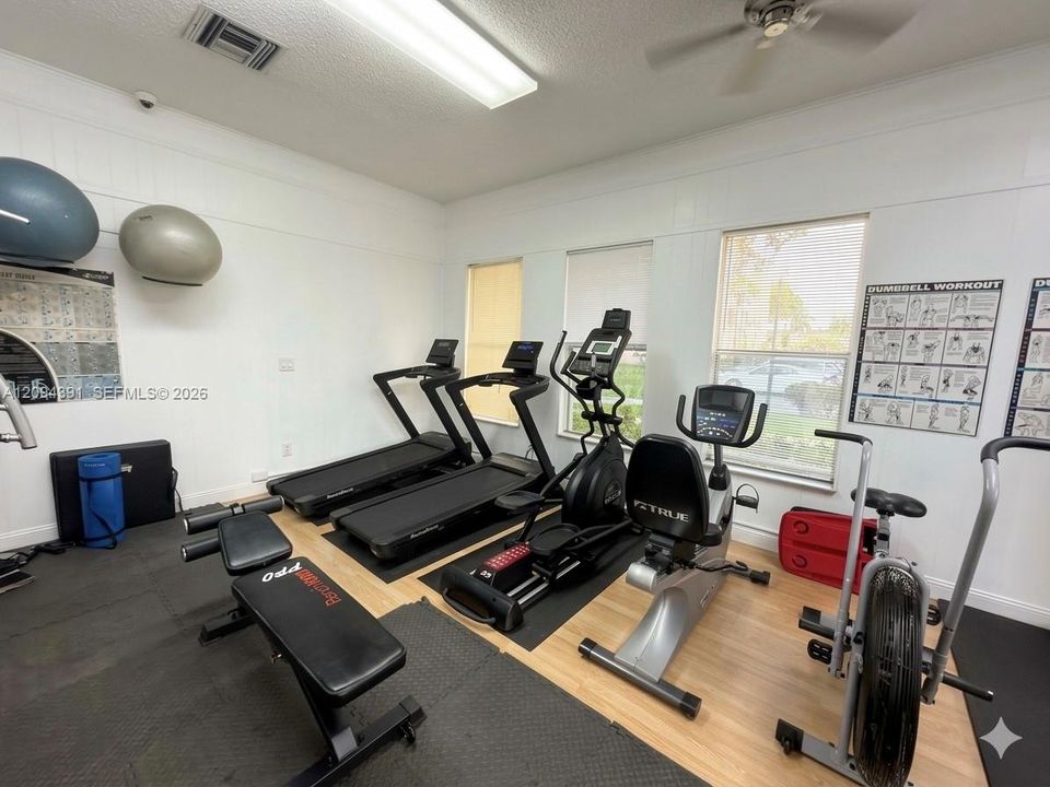 For Sale: $75,000 (1 beds, 1 baths, 644 Square Feet)