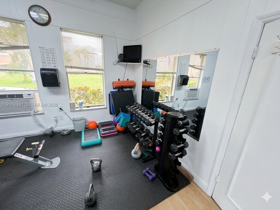 For Sale: $75,000 (1 beds, 1 baths, 644 Square Feet)