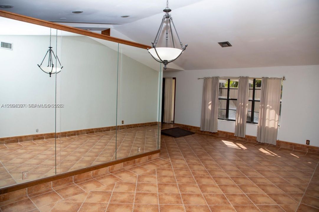 В аренду: $4,800 (6 спален, 2 ванн, 2596 Квадратных фут)