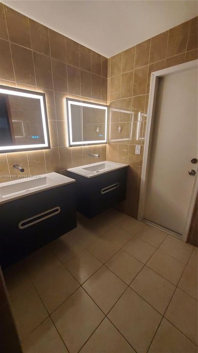 В аренду: $4,800 (6 спален, 2 ванн, 2596 Квадратных фут)