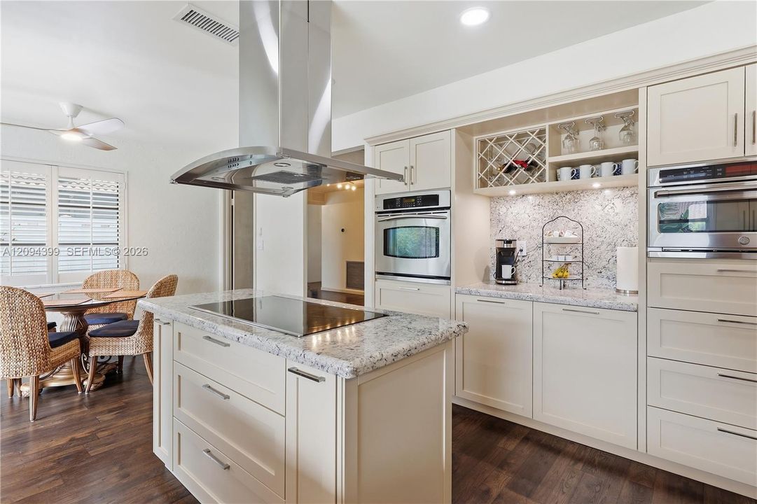 Под контрактом: $719,000 (3 спален, 2 ванн, 0 Квадратных фут)