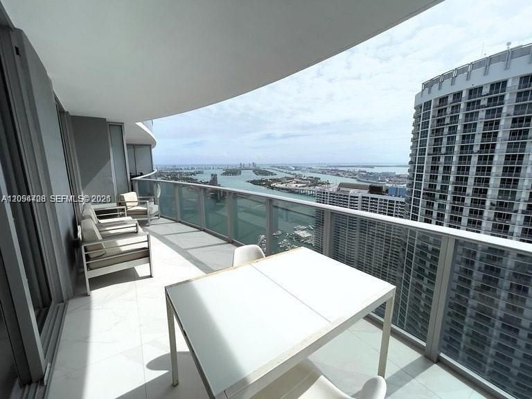 For Sale: $585,000 (1 beds, 1 baths, 794 Square Feet)