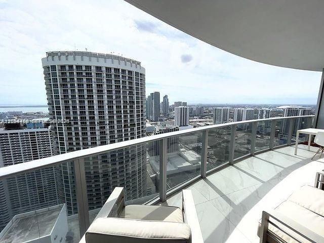 For Sale: $585,000 (1 beds, 1 baths, 794 Square Feet)