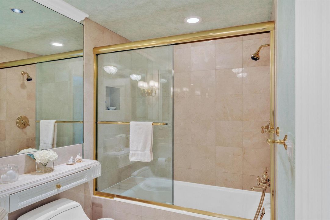 24 Guest Bedroom Suite A (5)