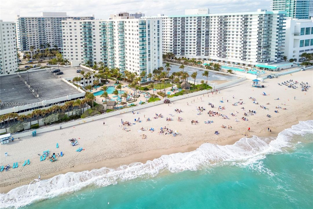 For Rent: $4,700 (1 beds, 1 baths, 874 Square Feet)