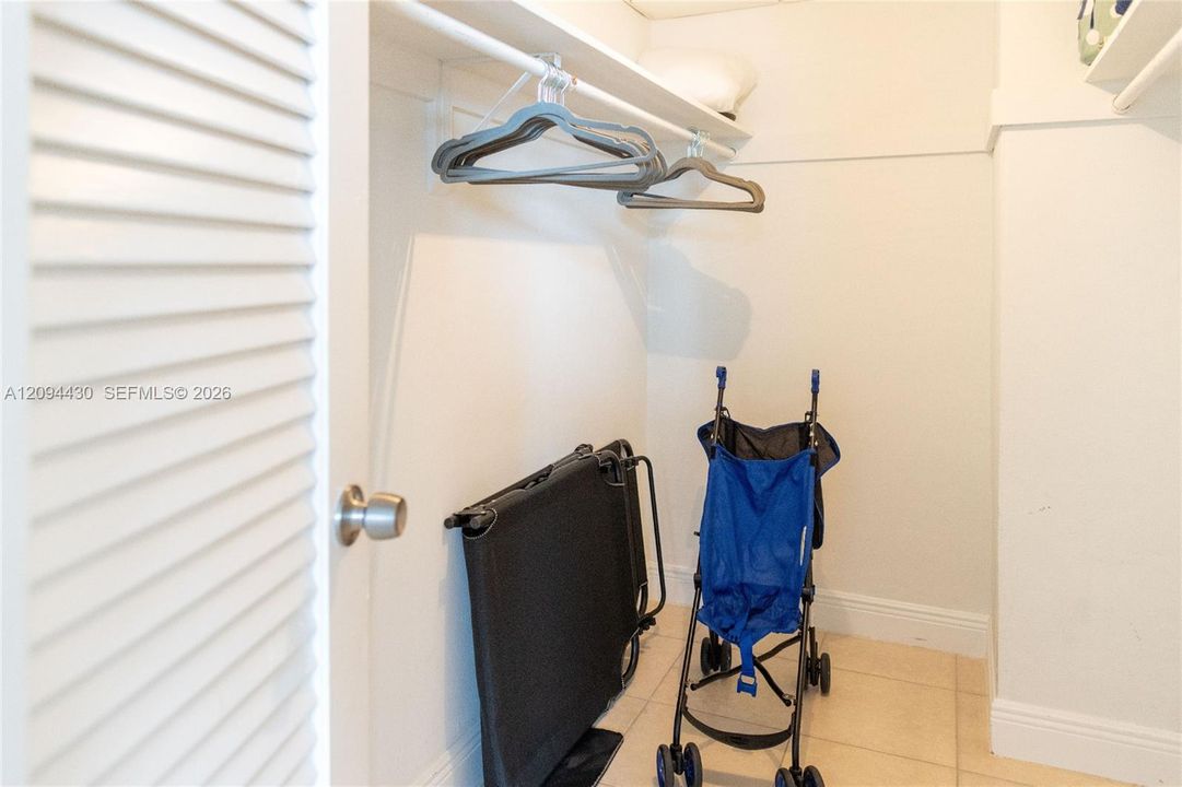 For Rent: $4,700 (1 beds, 1 baths, 874 Square Feet)