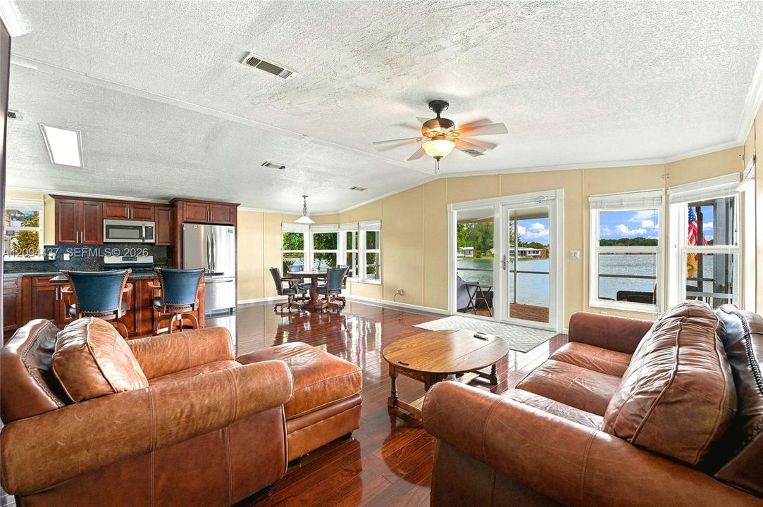 For Sale: $399,900 (3 beds, 2 baths, 1538 Square Feet)
