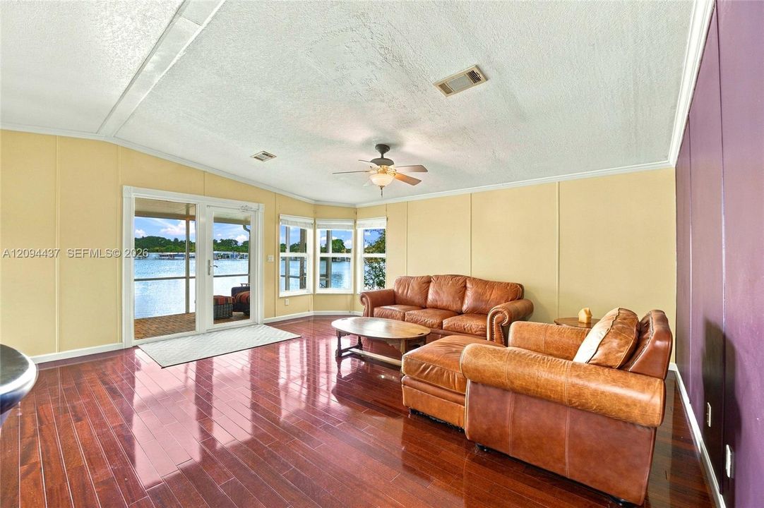For Sale: $399,900 (3 beds, 2 baths, 1538 Square Feet)