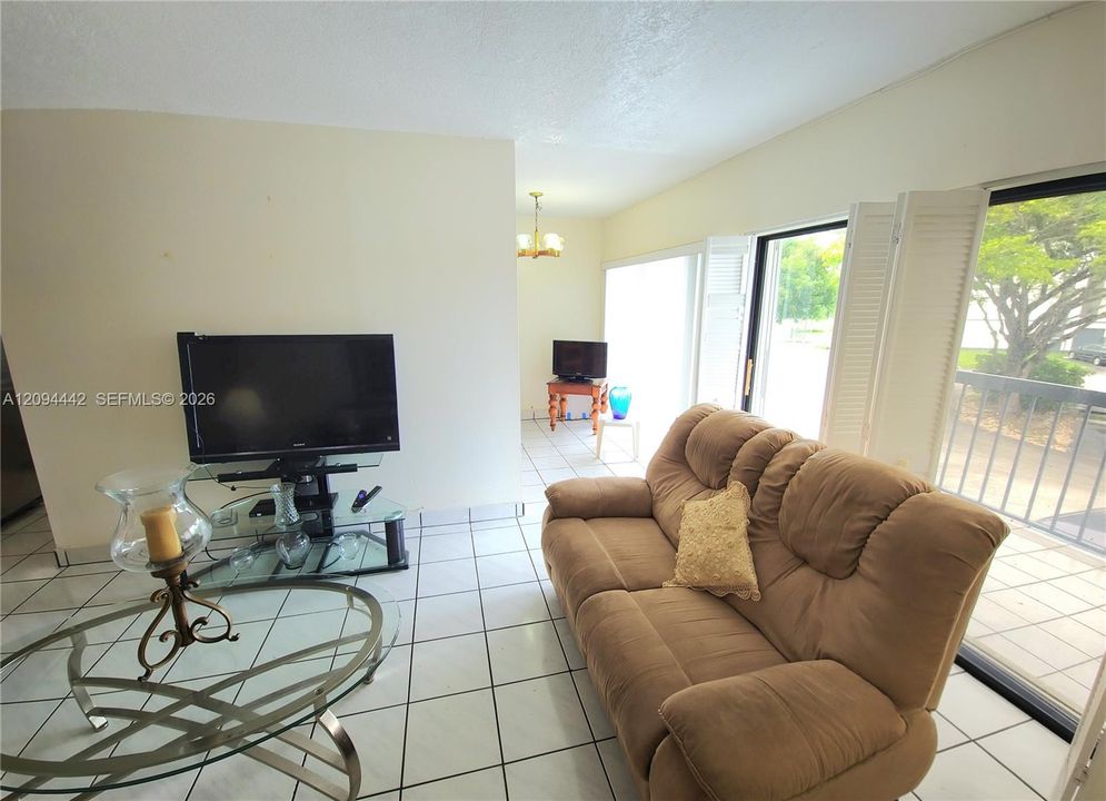 For Sale: $263,000 (2 beds, 2 baths, 1170 Square Feet)