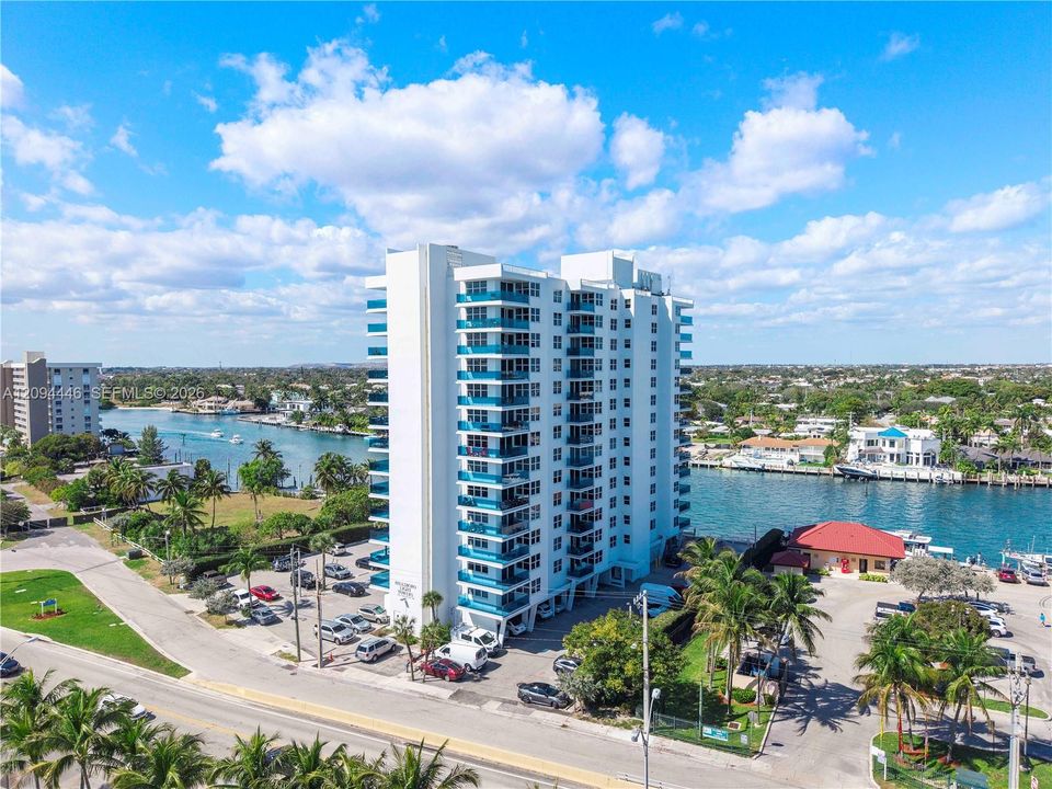 For Sale: $579,000 (2 beds, 2 baths, 1000 Square Feet)
