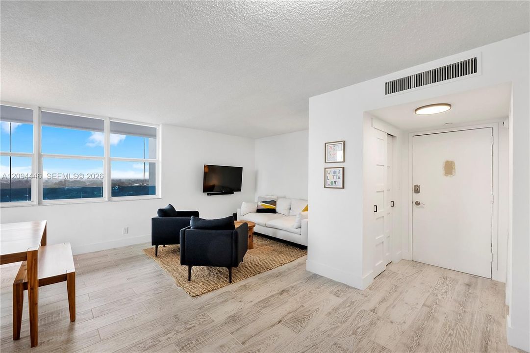 For Sale: $579,000 (2 beds, 2 baths, 1000 Square Feet)