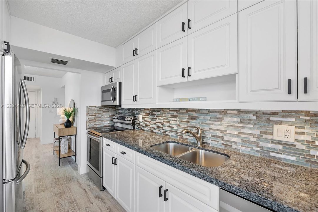 For Sale: $579,000 (2 beds, 2 baths, 1000 Square Feet)