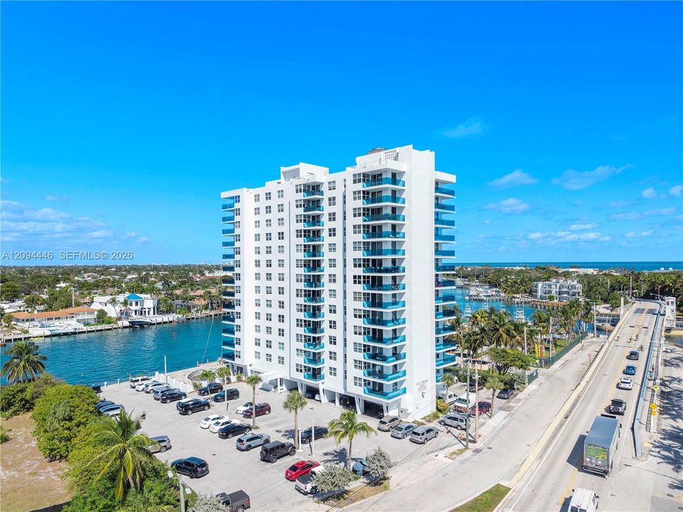 For Sale: $579,000 (2 beds, 2 baths, 1000 Square Feet)