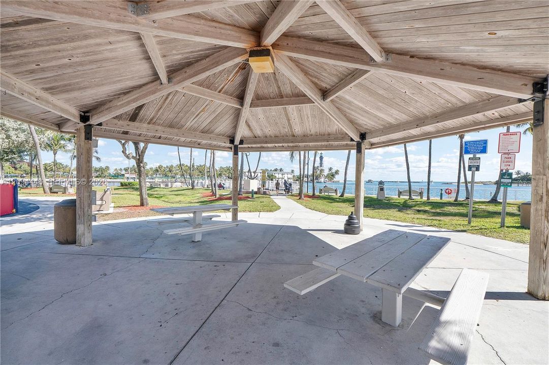For Sale: $579,000 (2 beds, 2 baths, 1000 Square Feet)