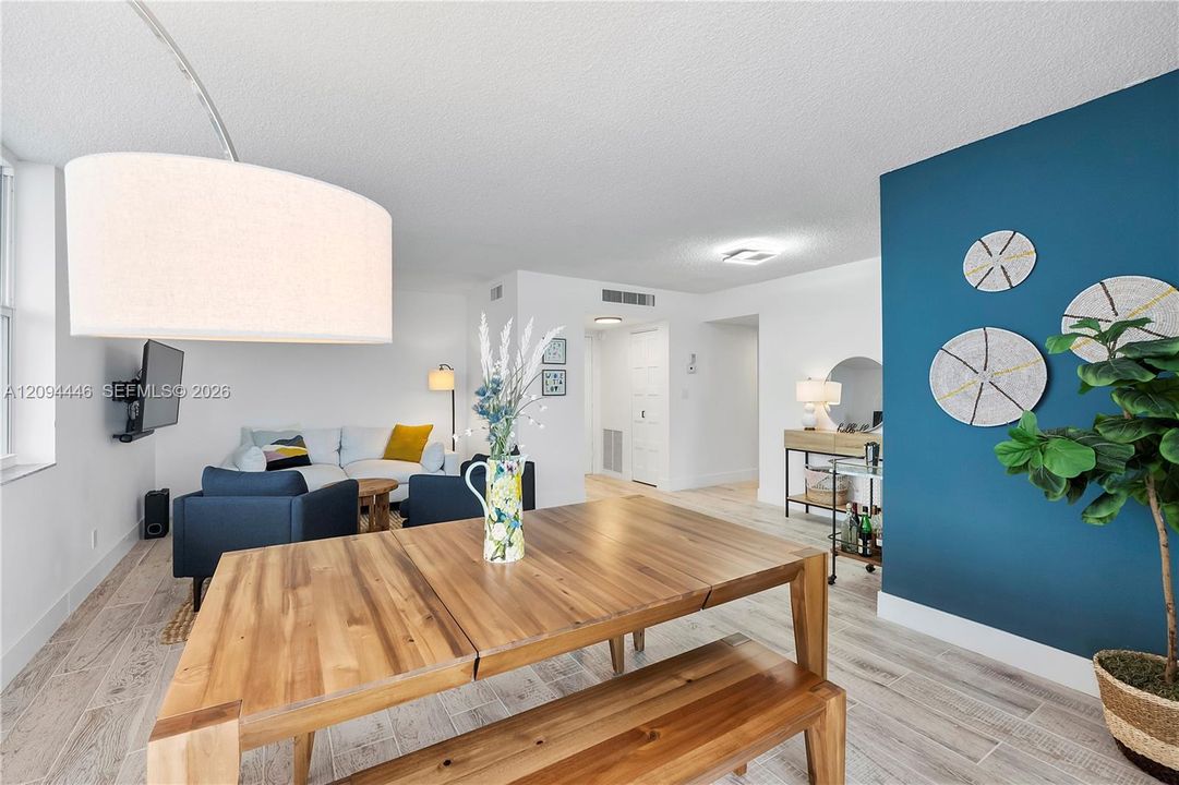For Sale: $579,000 (2 beds, 2 baths, 1000 Square Feet)
