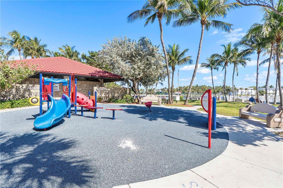 For Sale: $579,000 (2 beds, 2 baths, 1000 Square Feet)