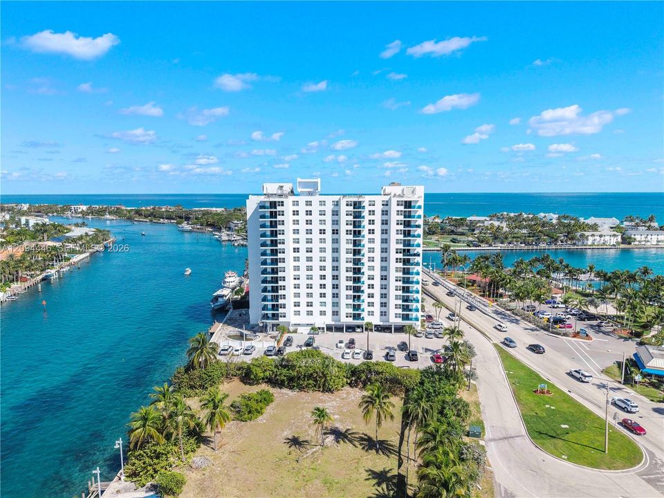 For Sale: $579,000 (2 beds, 2 baths, 1000 Square Feet)
