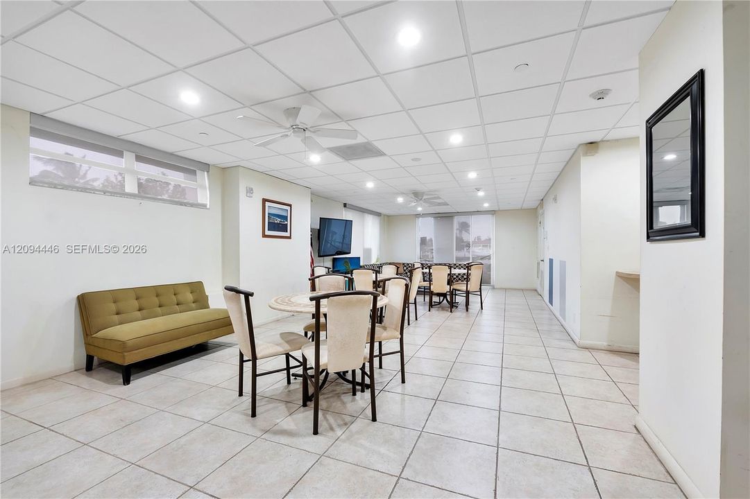 For Sale: $579,000 (2 beds, 2 baths, 1000 Square Feet)