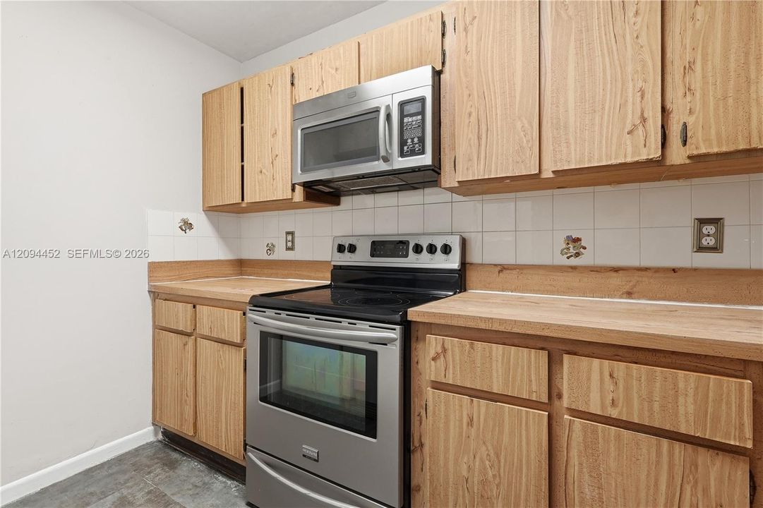 For Sale: $230,000 (2 beds, 2 baths, 747 Square Feet)