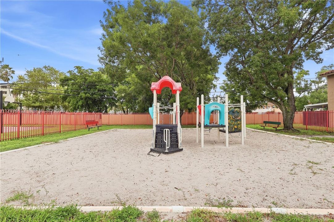 For Sale: $230,000 (2 beds, 2 baths, 747 Square Feet)