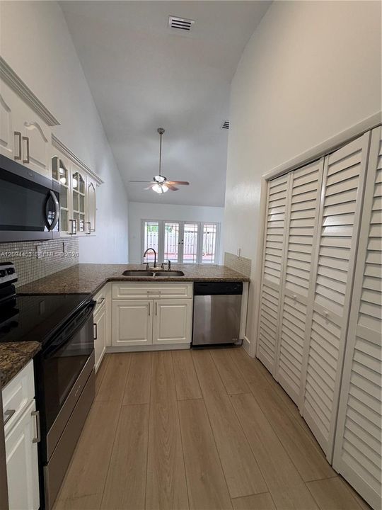 For Rent: $3,250 (3 beds, 2 baths, 1372 Square Feet)