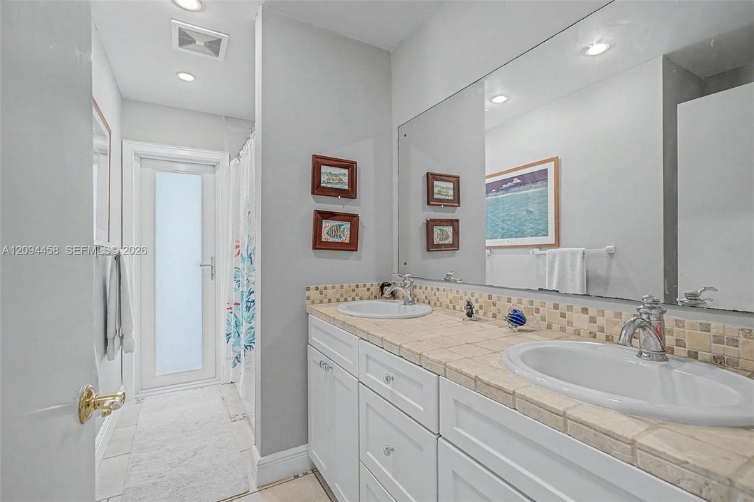 En Venta: $1,540,000 (4 camas, 3 baños, 2435 Pies cuadrados)