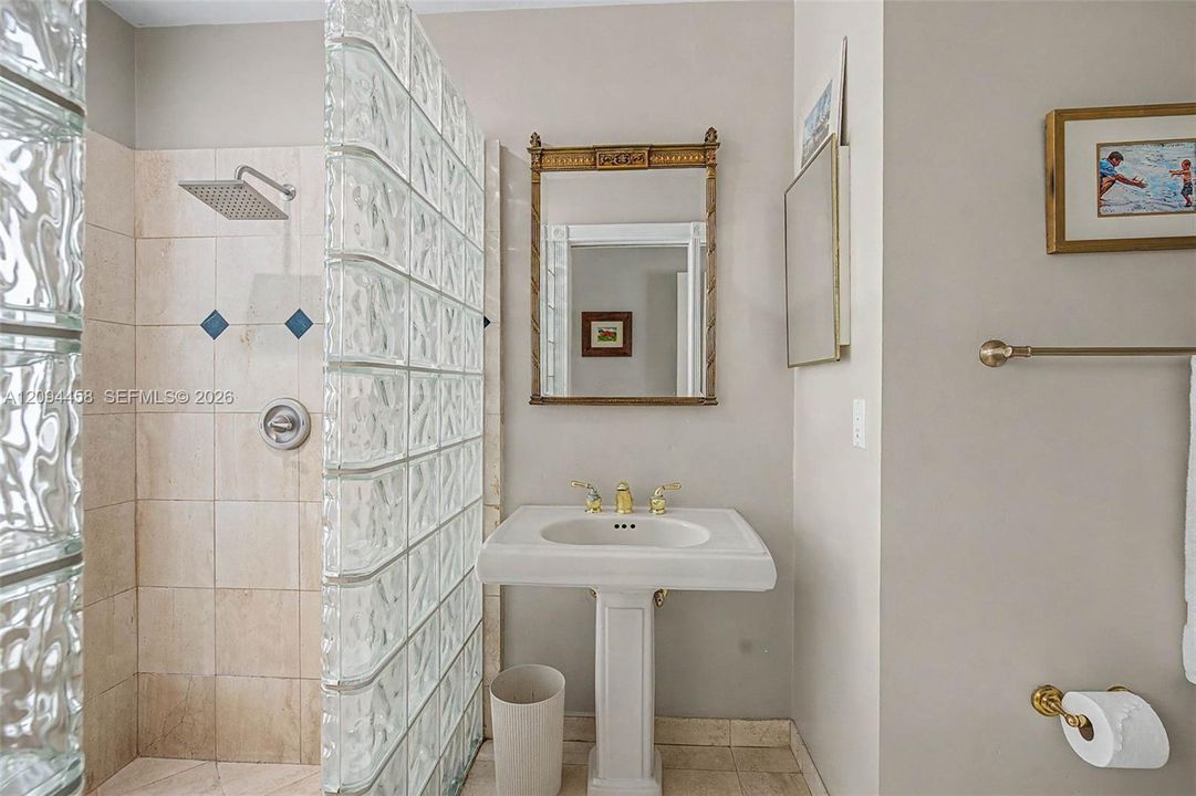 En Venta: $1,540,000 (4 camas, 3 baños, 2435 Pies cuadrados)