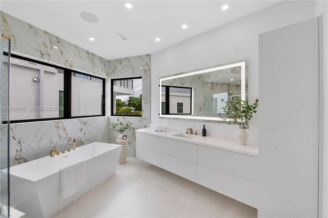 Master bathroom (second floor)