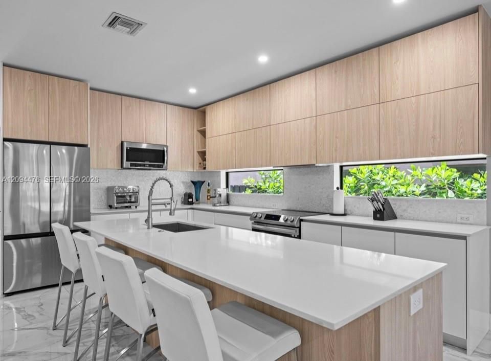 For Sale: $1,649,000 (3 beds, 3 baths, 2120 Square Feet)