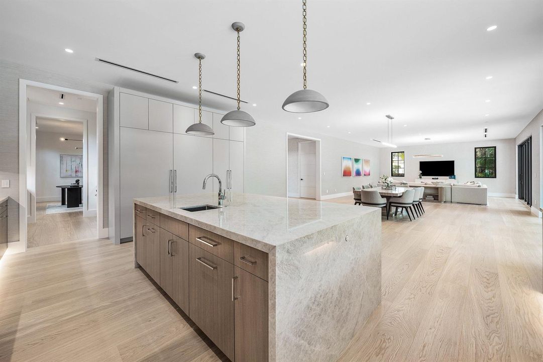 013-145AlhambraPlace-WestPalmBeach-FL-33