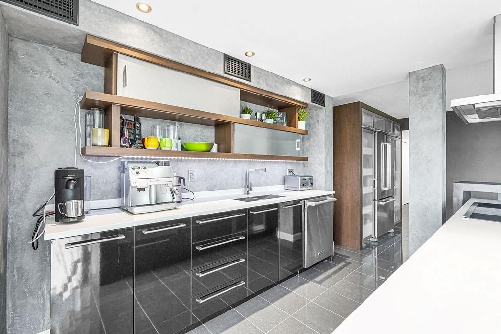 Sleek Modern Kitchen