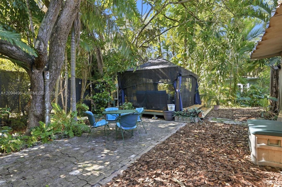 Active With Contract: $2,100,000 (2 beds, 1 baths, 1552 Square Feet)