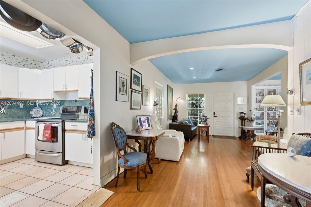 Active With Contract: $2,100,000 (2 beds, 1 baths, 1552 Square Feet)