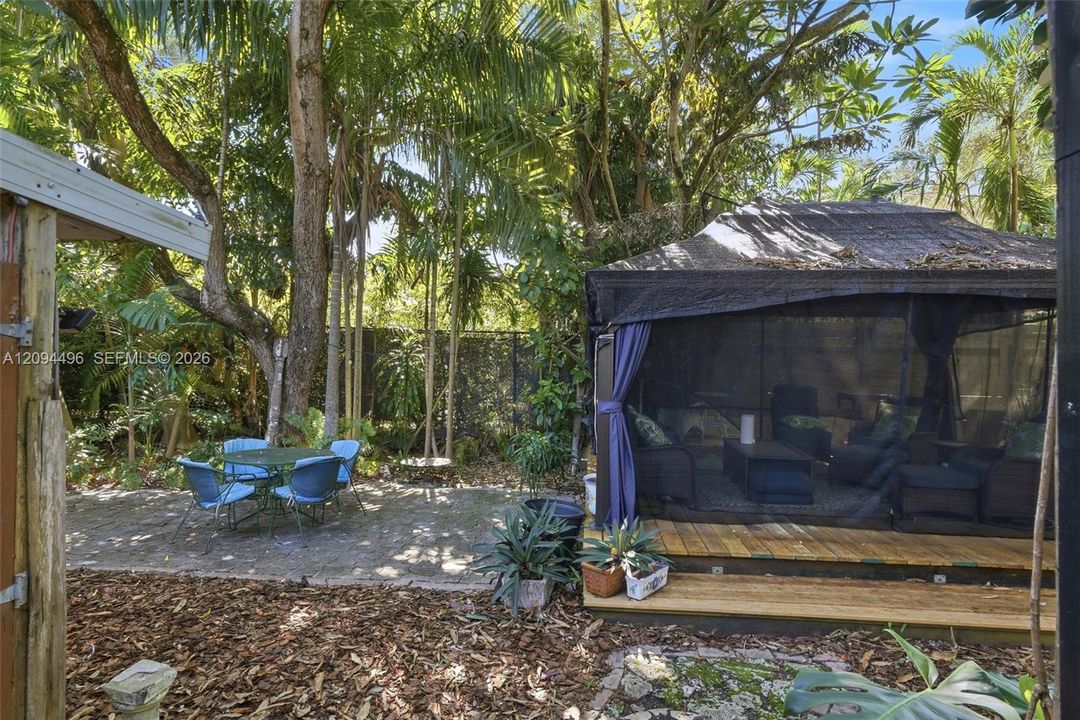 Active With Contract: $2,100,000 (2 beds, 1 baths, 1552 Square Feet)