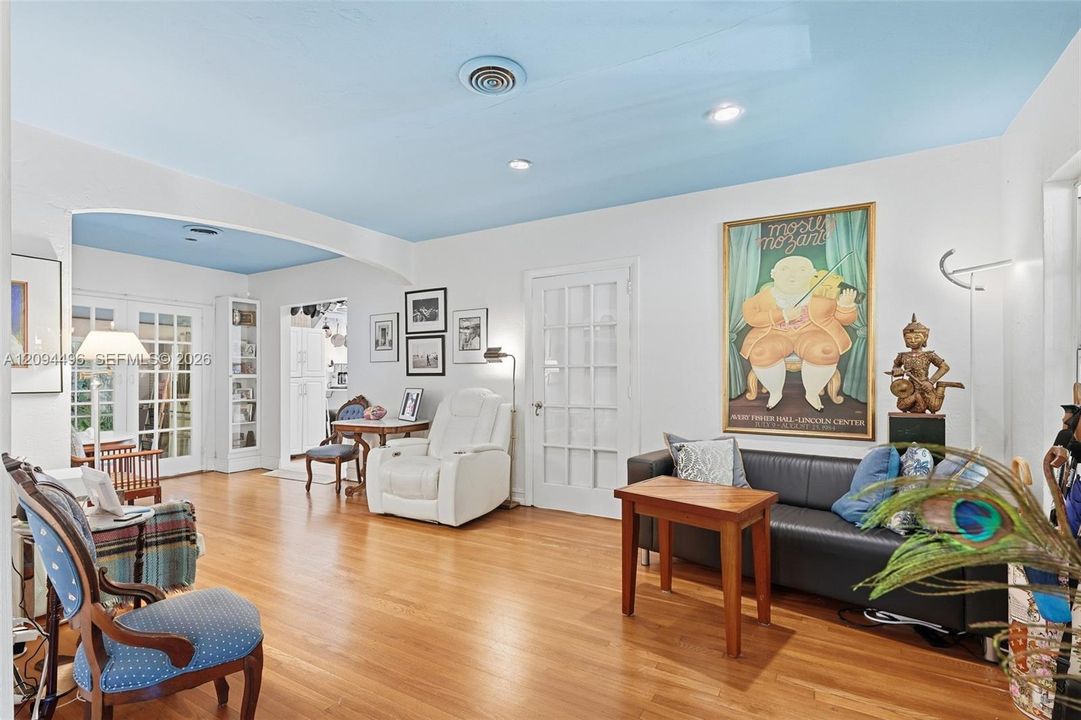Active With Contract: $2,100,000 (2 beds, 1 baths, 1552 Square Feet)