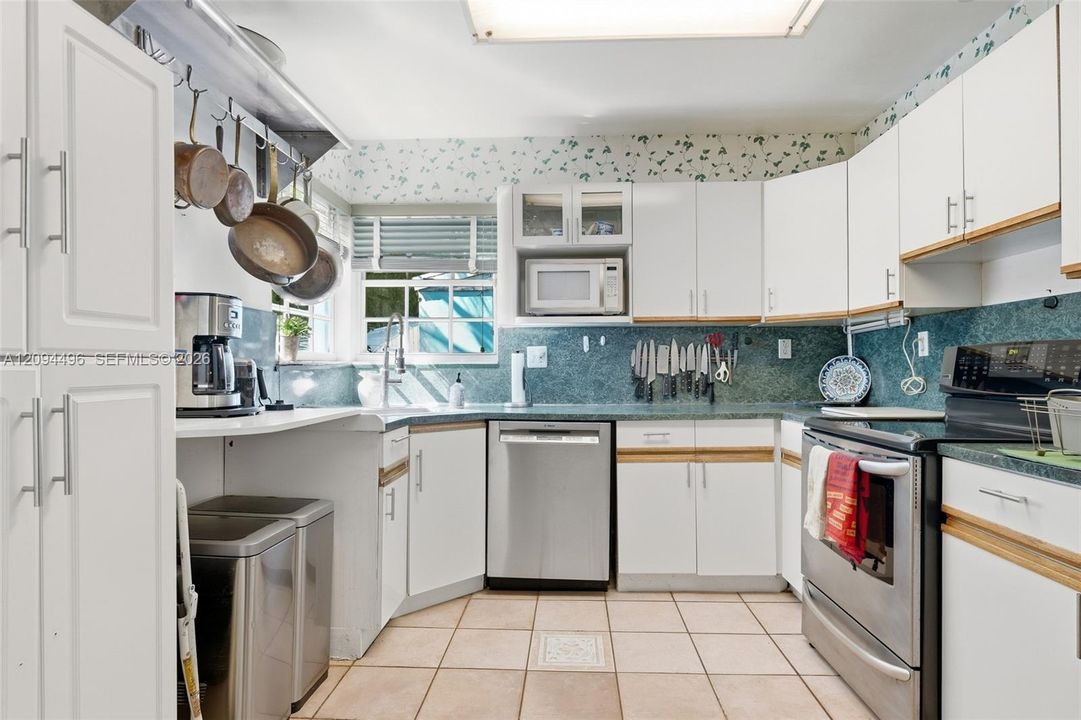 Active With Contract: $2,100,000 (2 beds, 1 baths, 1552 Square Feet)