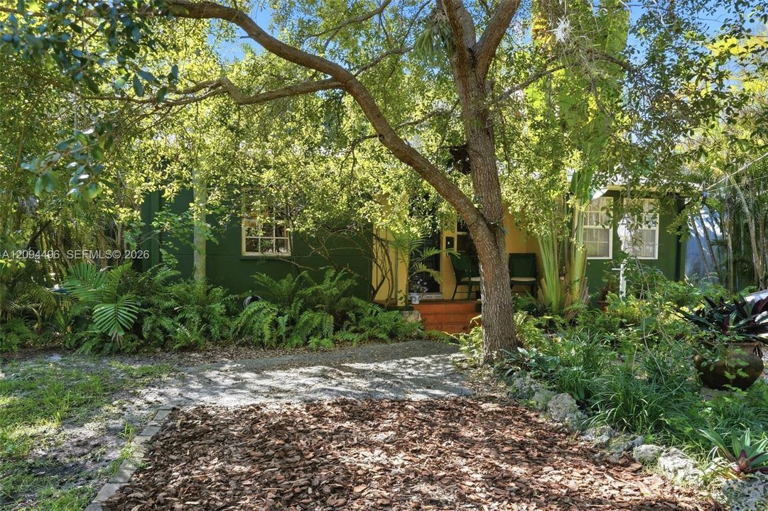 Active With Contract: $2,100,000 (2 beds, 1 baths, 1552 Square Feet)